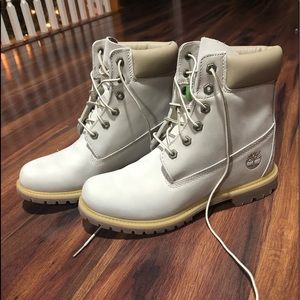 Tan/cream women’s size 10 timberland boots